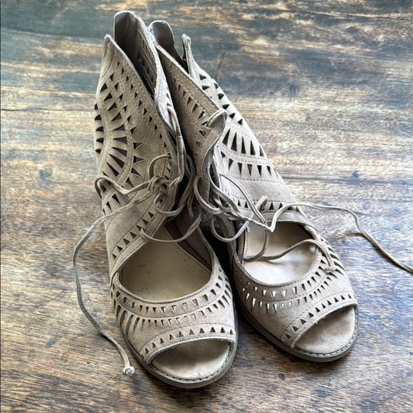 Vince Camuto Taupe Laser Cut Laced Boots Open Toe Block Heels Size 7.5-8 - Picture 2 of 10
